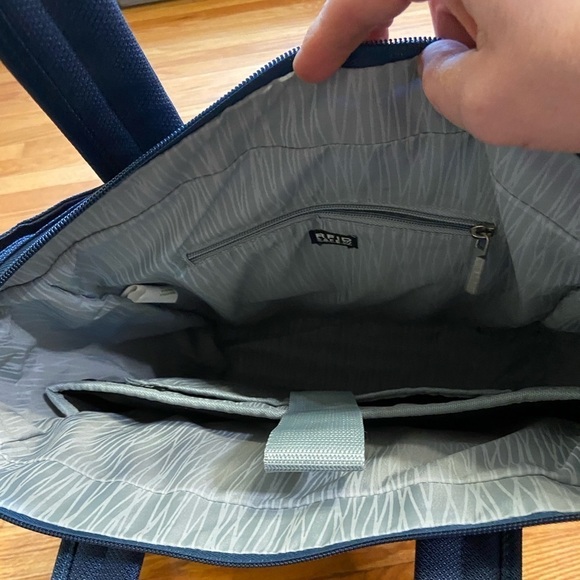 Ricardo Travel Tote Navy EUC - Picture 6 of 13